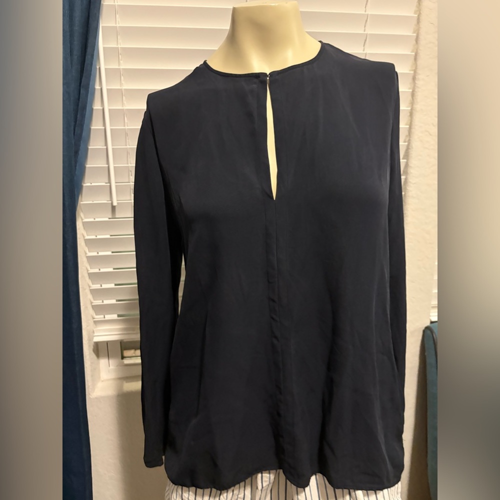 Theory Womens Silk Top Blouse Size Medium Quiet Luxury Minimalist Office Keyhole